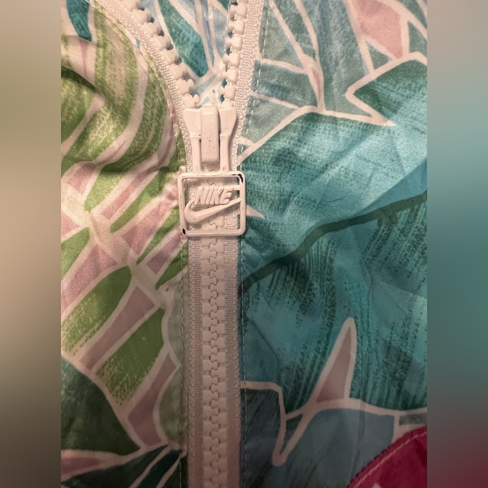 Nike Lightweight Jacket Women’s Size Medium Floral Print Pastel Colors - Picture 6 of 8